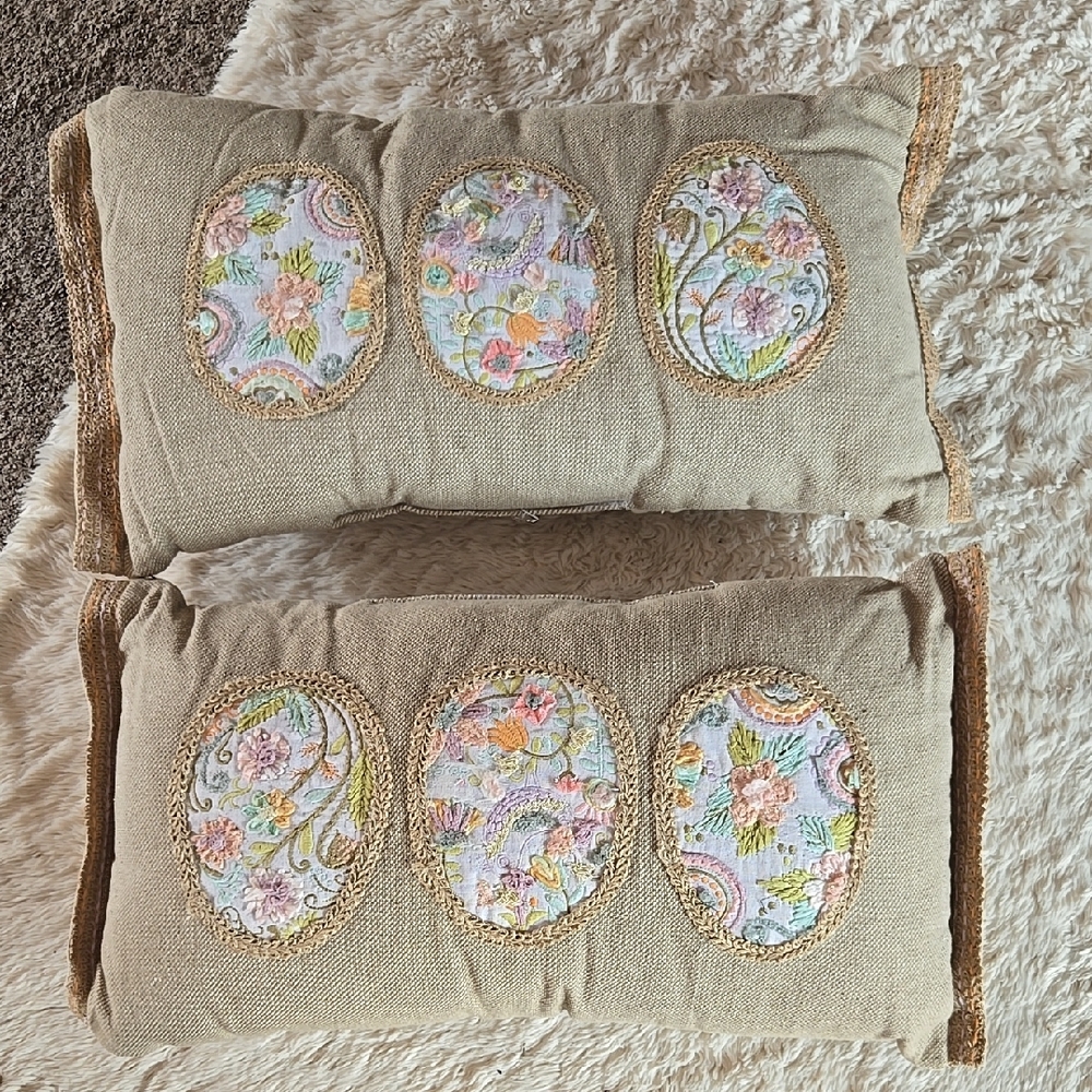 💐Floral Accent Pillows in Tan And Cream   💐    🤎 PRE OWNED